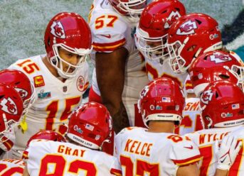 Three-year cash flow for quarterbacks reveals how badly Patrick Mahomes needs a new deal