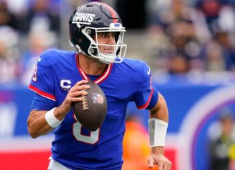 LOOK: Giants’ Daniel Jones gets on stage during Zach Bryan concert, shows off singing chops