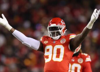 Chiefs move on with 26-7 win over Dolphins