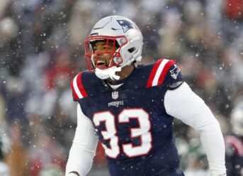 Anfernee Jennings agrees to three-year deal with Patriots