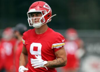 LOOK: Chiefs’ Patrick Mahomes connects with rugby star-turned-RB Louis Rees-Zammit at training camp