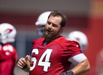 Dolphins sign OL Sean Harlow
