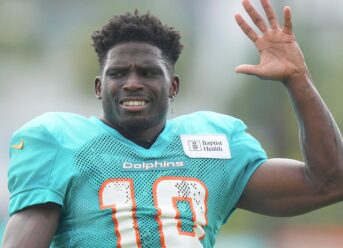 Tyreek Hill injury update: Dolphins WR skips team drills due to thumb issue, catches balls without hand cast